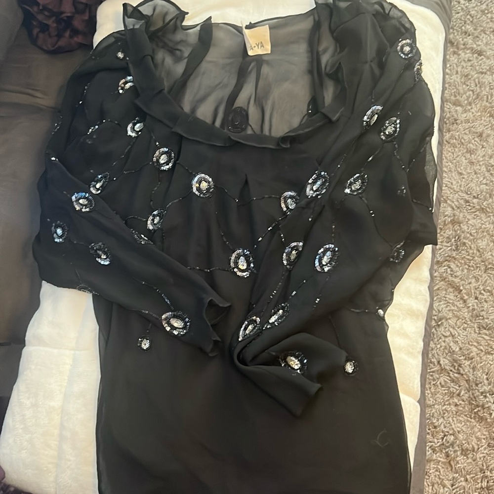 Yaya sequined top Sz S
Bl. w/sequins. Zipper on lower side.